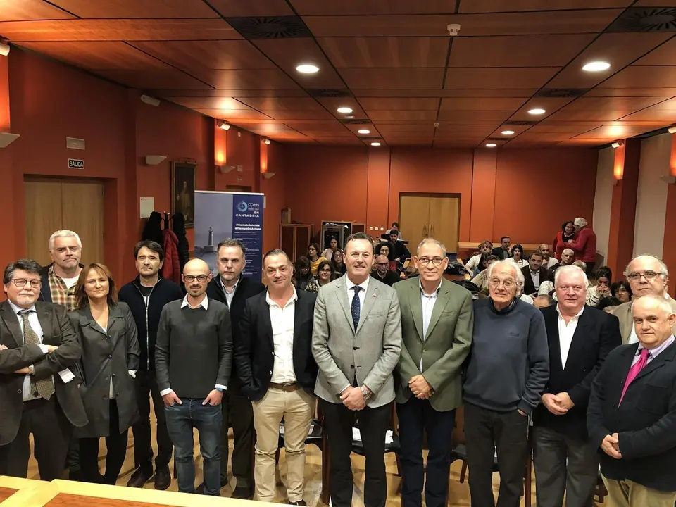Participantes en la mesa de debate sobre cambio clim&aacute;tico en la UC