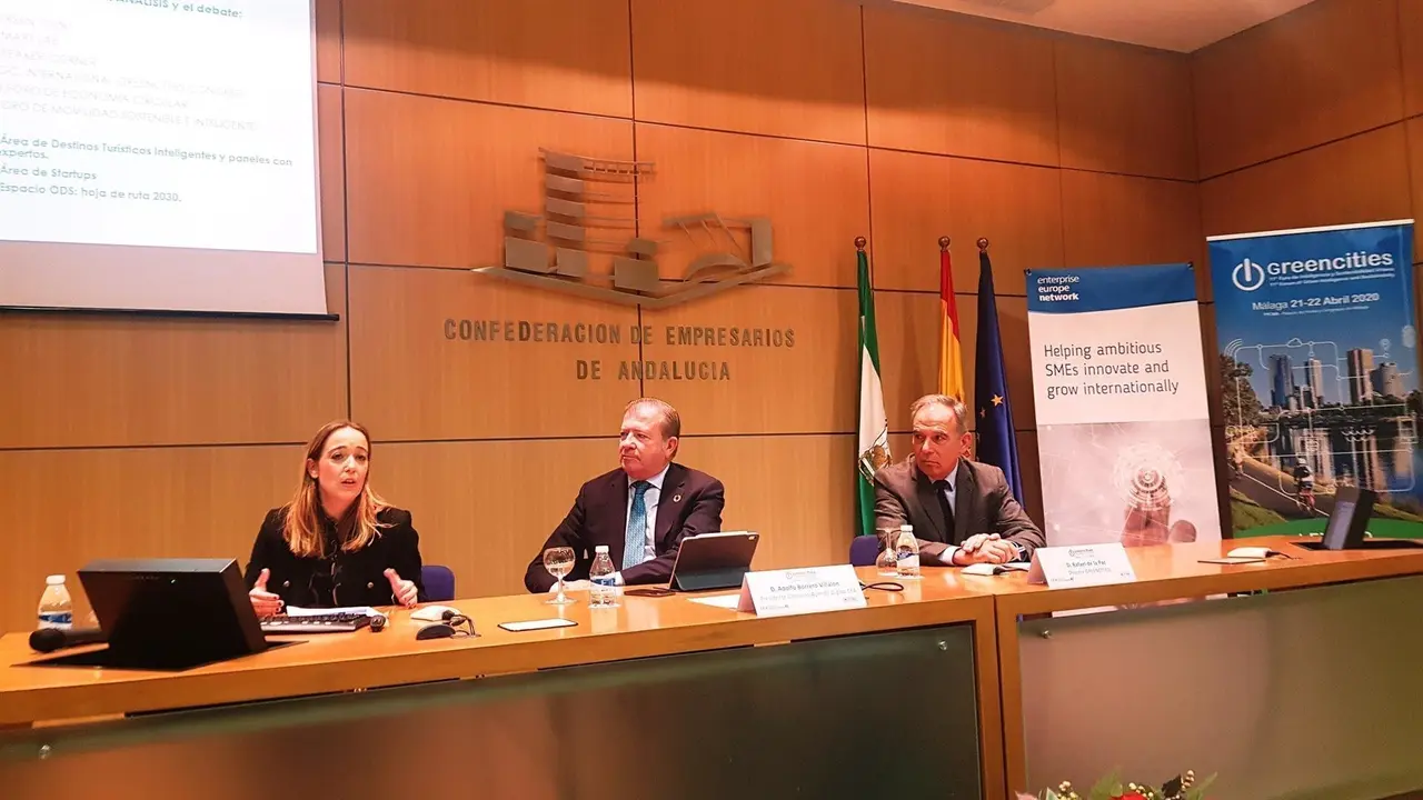 La project manager de Greencities 2020, Patricia Alarc&oacute;n; Adolfo Borrero, presidente de Agenda Digital de la CEA; y Rafael de la Paz, director de Greencities.