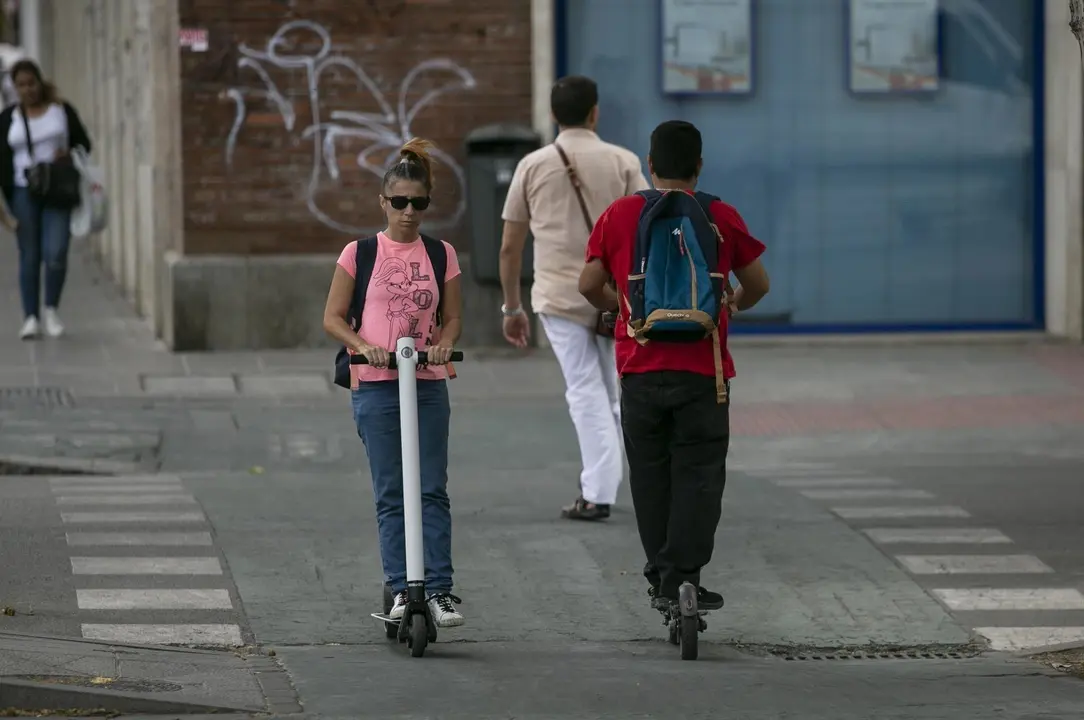 Personas circulando por el carril bici en patinete el&eacute;ctrico.