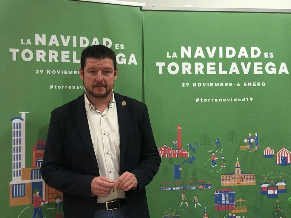 El concejal de Dinamizaci&oacute;nd e Torrelavega, Jes&uacute;s S&aacute;nchez, en la rueda de prensa