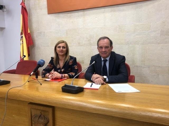 La portavoz del grupo socialista en el Parlamento de Cantabria, Noelia Cobo, y el diputado del PSOE Javier García Oliva