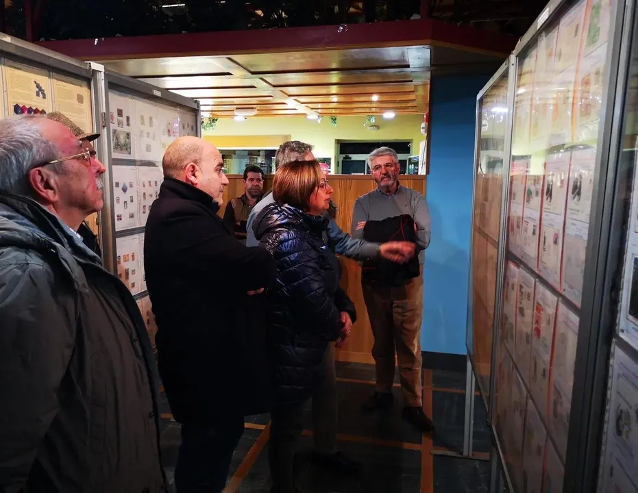 La alcaldesa de Laredo, Charo Losa, visita en la Oficina de Turismo la VI Exposici&oacute;n Filat&eacute;lica de la Asociaci&oacute;n San Roque