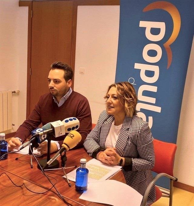La portavoz del PP, Ana Urrestazu, y el diputado regional del PP Álvaro Aguirre
