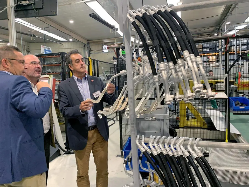 El consejero de Industria, Innovaci&oacute;n, Comercio y Transporte, Francisco Mart&iacute;n; el director de Sodercan, Javier Carri&oacute;n, y el director de la planta, Marcos D&iacute;az