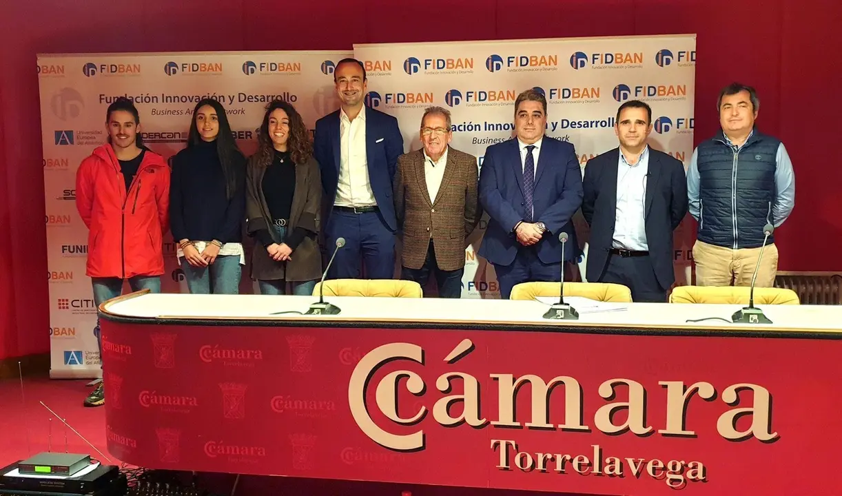 Emprendedores que presentaron sus proyectos en Torrelavega posan con el alcalde de la ciudad, Javier L&oacute;pez Estrada, el vicepresidente de la C&aacute;mara de Comercio, Jos&eacute; Luis Quintanilla, y el coordinador de FIDBAN, V&iacute;ctor Gij&oacute;n