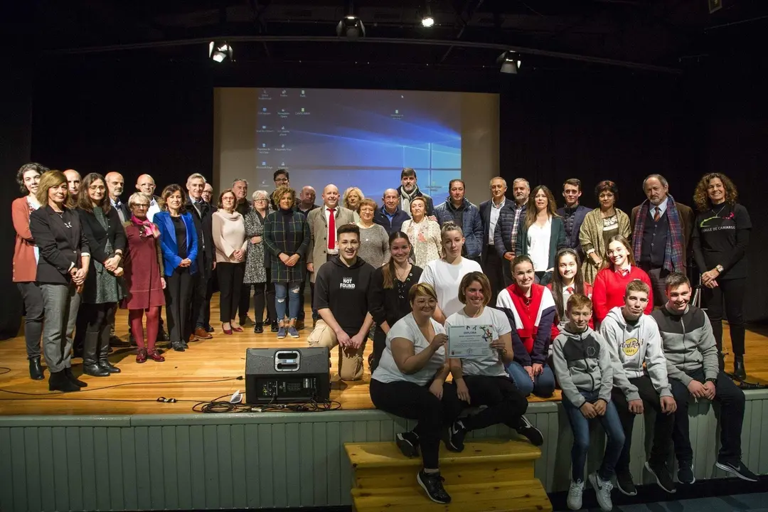 Ayuntamiento de Camargo y centros educativos celebran el D&iacute;a de la Constituci&oacute;n