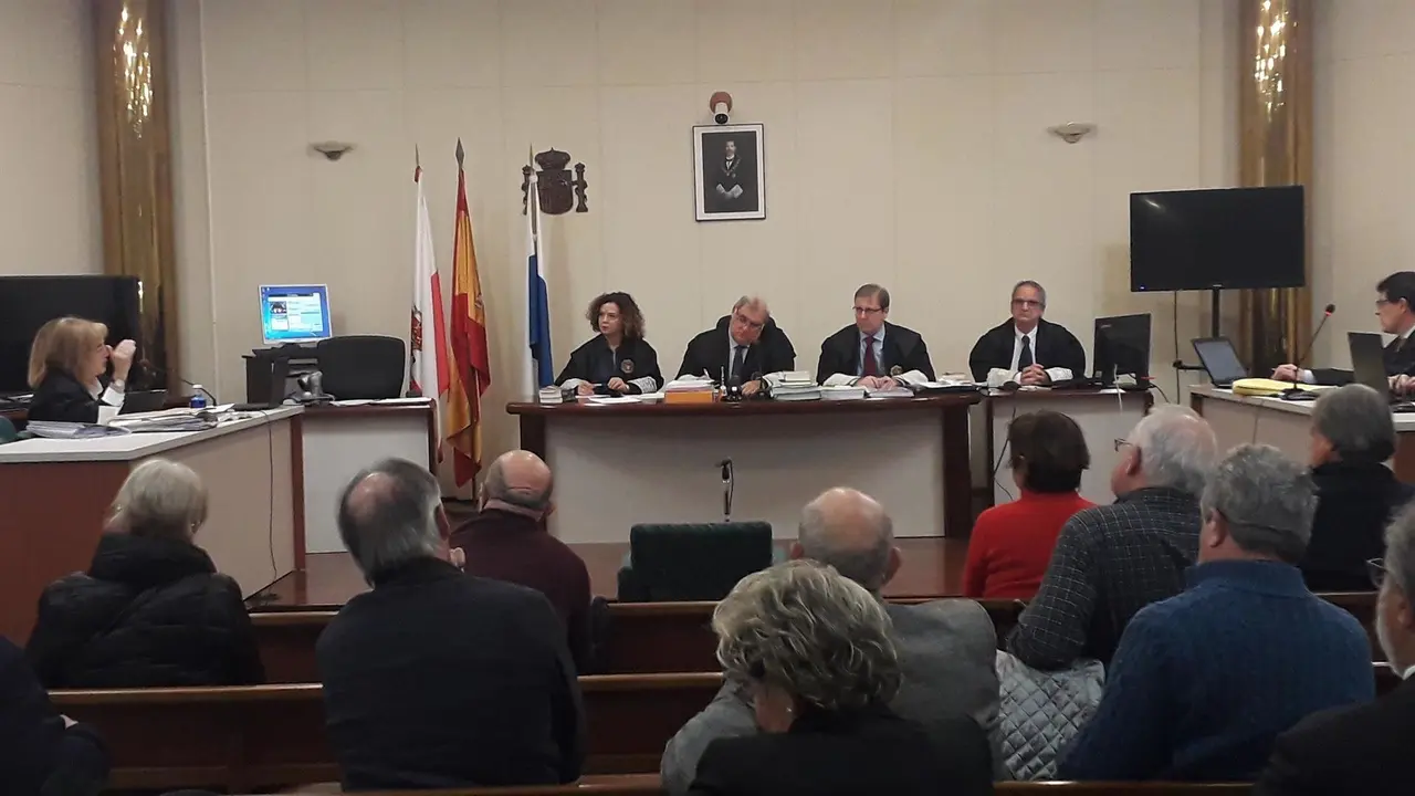 La abogada de la Junta Vecinal de Santull&aacute;n, Yolanda Merino (a la izquierda) toma la palabra en el juicio de La Loma en la Audiencia provincial