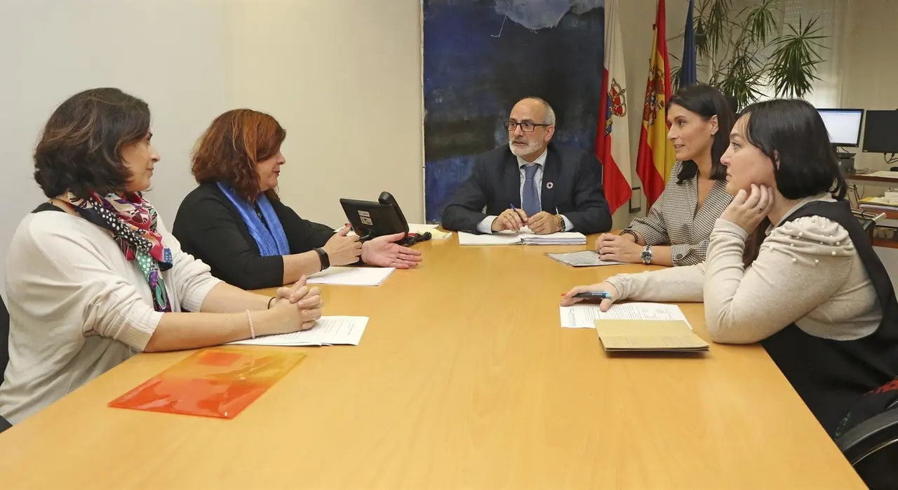 La concejal de Turismo de Santander, Miriam D&iacute;az; la gerente del Servicio C&aacute;ntabro de Salud, Celia G&oacute;mez; el consejero de Sanidad, Miguel Rodr&iacute;guez, la alcaldesa, Gema Igual, y la edil de Salud, Noem&iacute; M&eacute;ndez