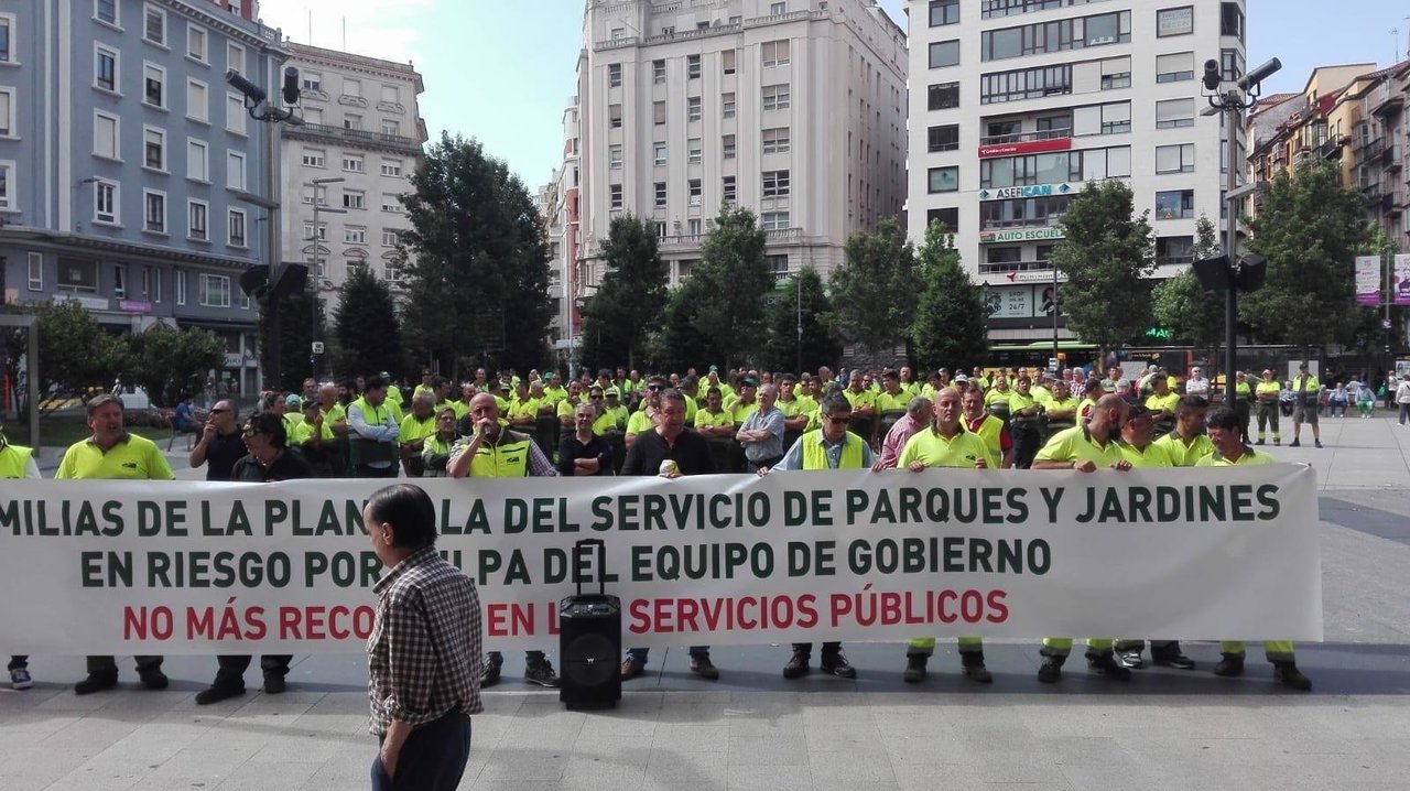 Manifestación y concentración de los trabajadores de Parques y Jardines de Santander (archivo)