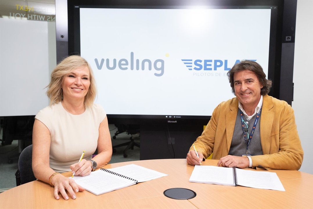 Françoise Barrard, subdirectora de Operaciones de Vueling, y Tristán González, jefe de la Sección Sindical SEPLA-Vueling