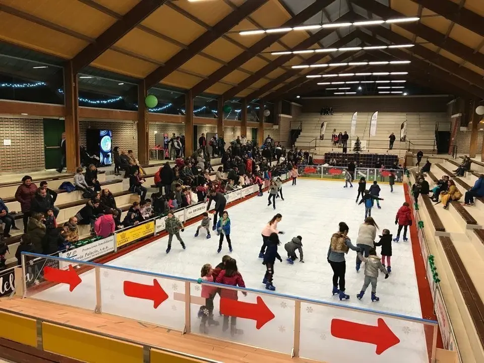 Noja.- La pista de hielo en la bolera municipal abre este viernes