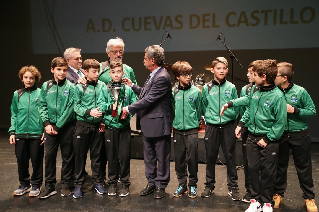 El presidente de Cantabria, Miguel Ángel Revilla, ha entregado varios premios en la Gala del Fútbol Cántabro 2019