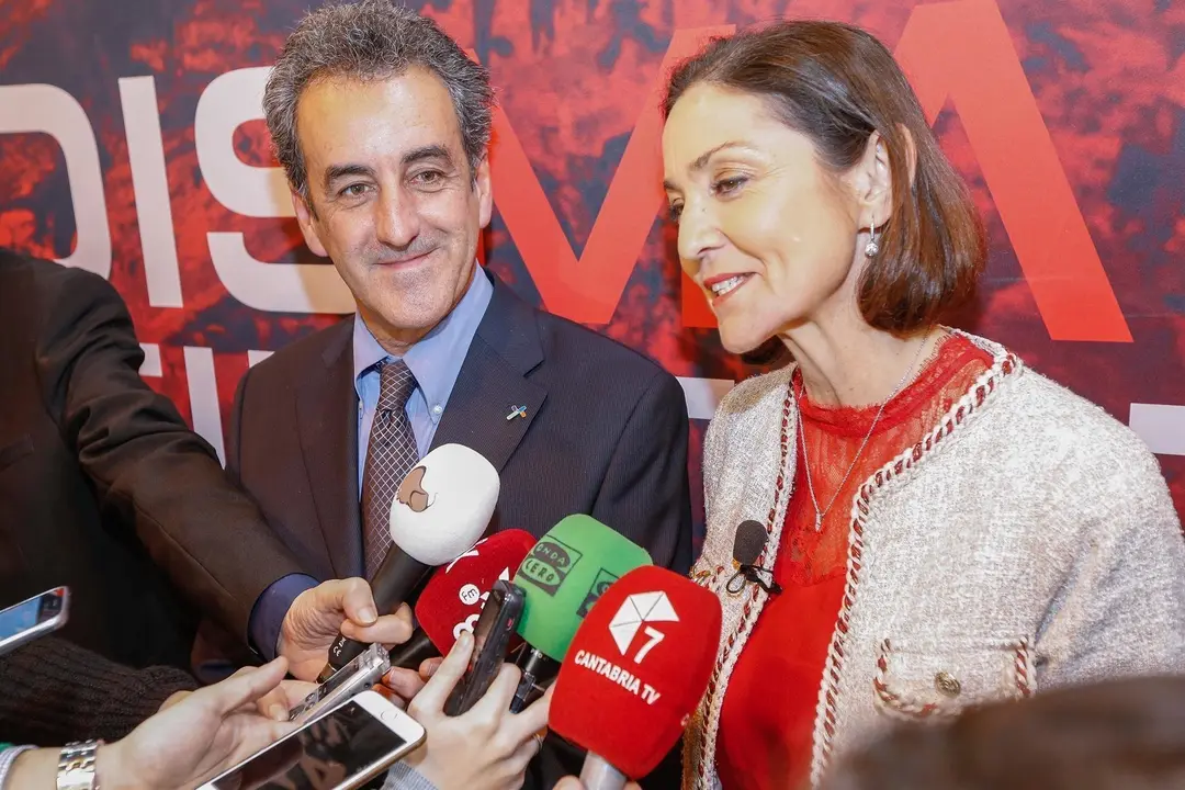 El consejero de Innovaci&oacute;n e Industria, Francisco Mart&iacute;n, con la ministra en funciones, Reyes Maroto