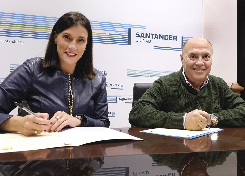 La alcaldesa de Santander, Gema Igual, y el presidente de la asociación ASPACE, José Manuel Cruz, firman el convenio