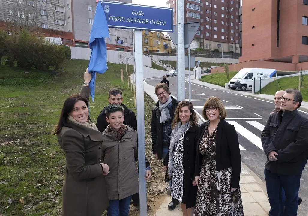 La alcaldesa de Santander, Gema Igual, descubre la placa que bautiza a una nueva calle de Santander con el nombre de 'Poeta Matilde Cam&uacute;s'