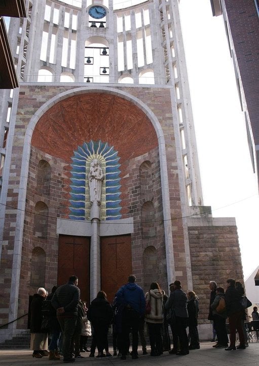 Visitantes ante la iglesia de la Virgen Grande de Torrelavega