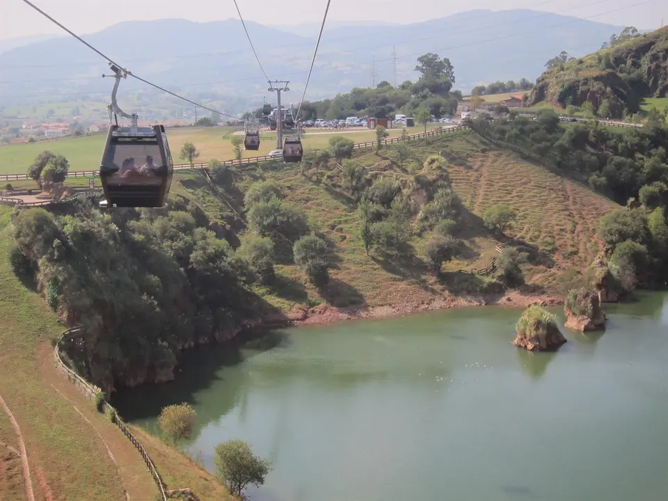 Telecabina de Cab&aacute;rceno. Turismo. Turistas. Cantabria. 