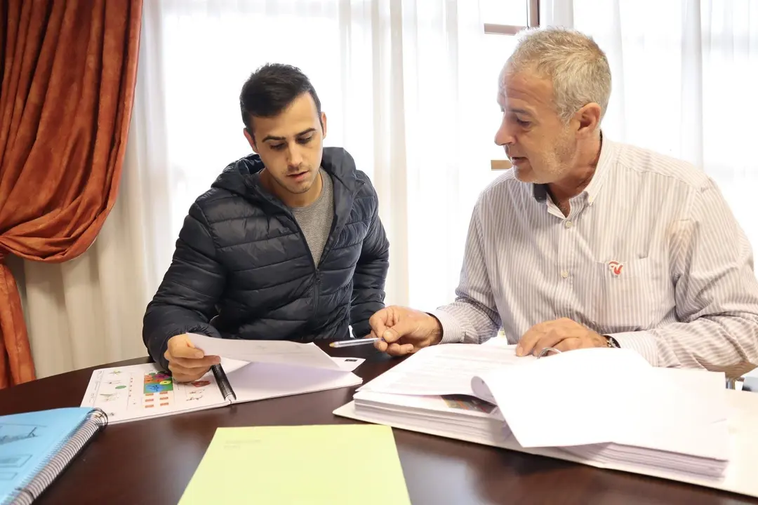 EL alcalde de Hazas de Cesto, Jos&eacute; Mar&iacute;a Ruiz G&oacute;mez (derecha), y el teniente de alcalde, Alejandro Llano Mart&iacute;nez, en una reuni&oacute;n de trabajo