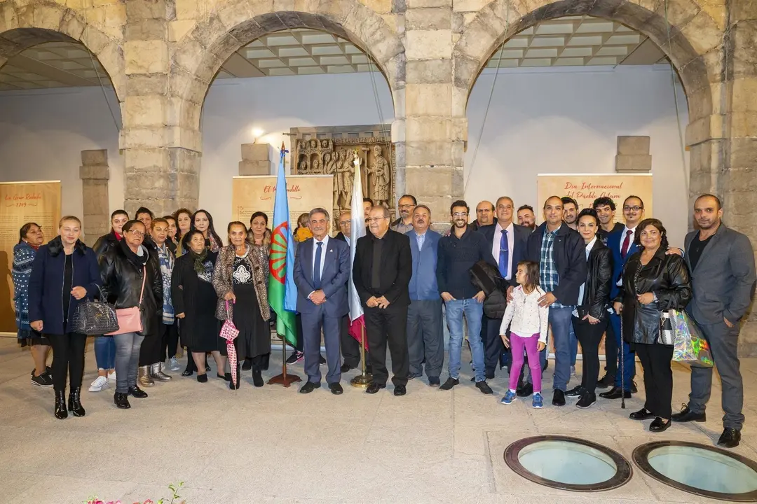 Inauguraci&oacute;n de la muestra 'Princesa Chaborr&iacute;. Con&oacute;ceme' sobre el pueblo gitano en el Parlamento de Cantabria