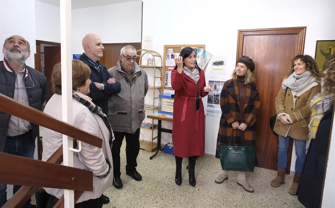 La alcaldesa, Gema Igual, y la concejala de Cultura, Mar&iacute;a Luisa Sanju&aacute;n, con vecinos de Monte