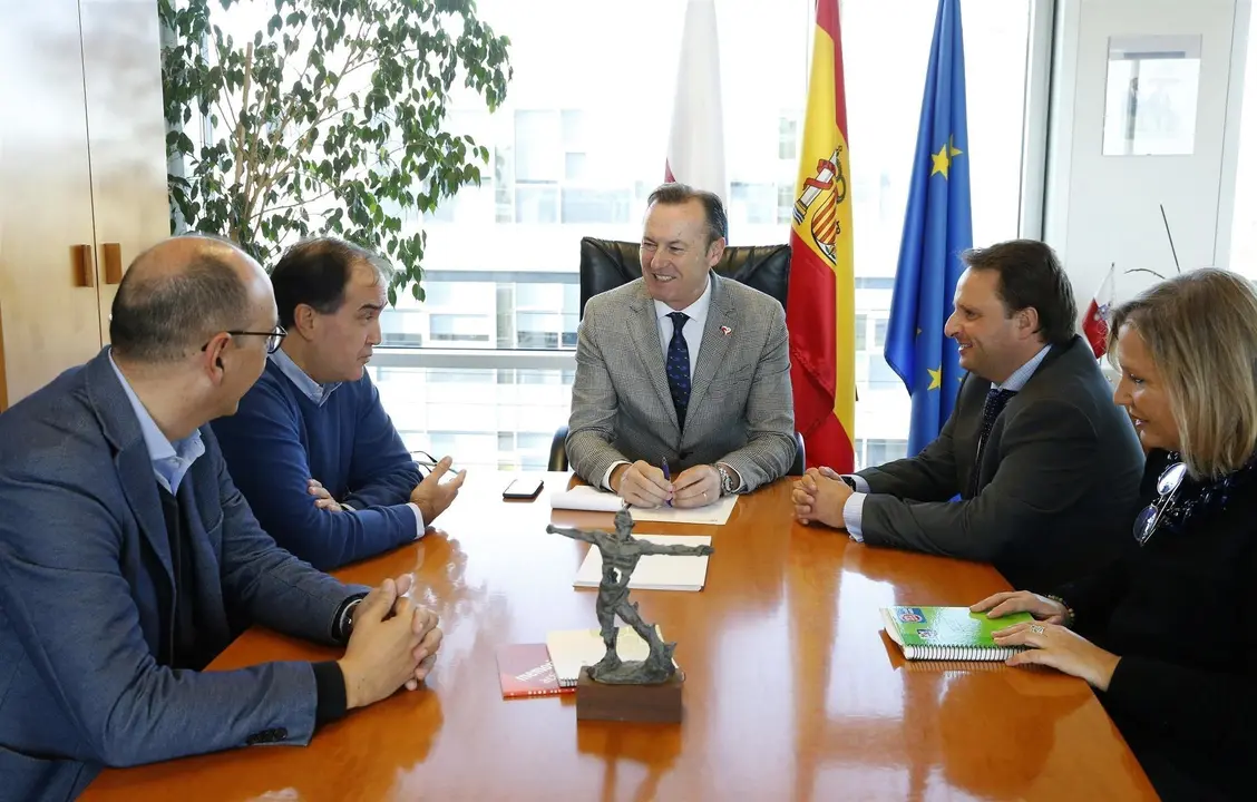 El consejero de Desarrollo Rural de Cantabria, Guillermo Blanco (centro), durante su encuentro con los representantes del Colegio Oficial de Ingenieros Agr&oacute;nomos de Castilla y Le&oacute;n y Cantabria