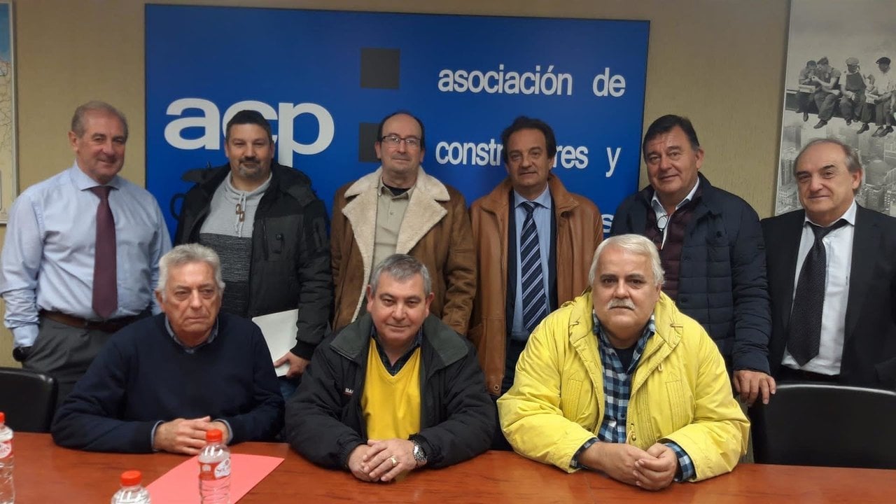 Representantes de la Asociación de Constructores y Promotores de Cantabria (ACP) y de los sindicatos CC.OO y UGT firman el calendario laboral del sector para 2020