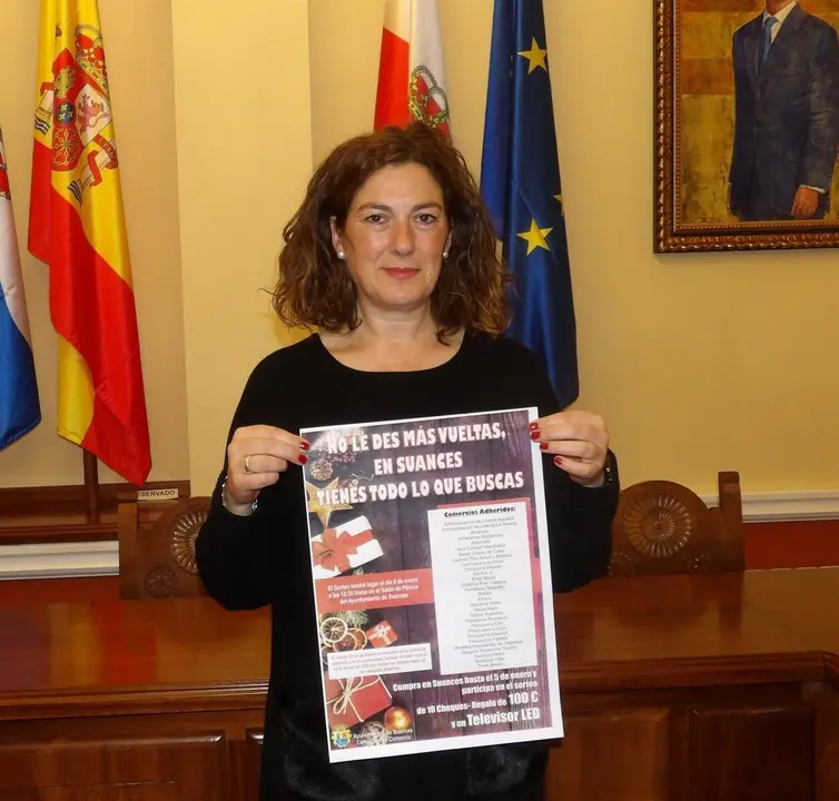 La concejal de Comercio de Suances, Ana Santiago, presenta la campa&ntilde;a de Navidad en el comercio local