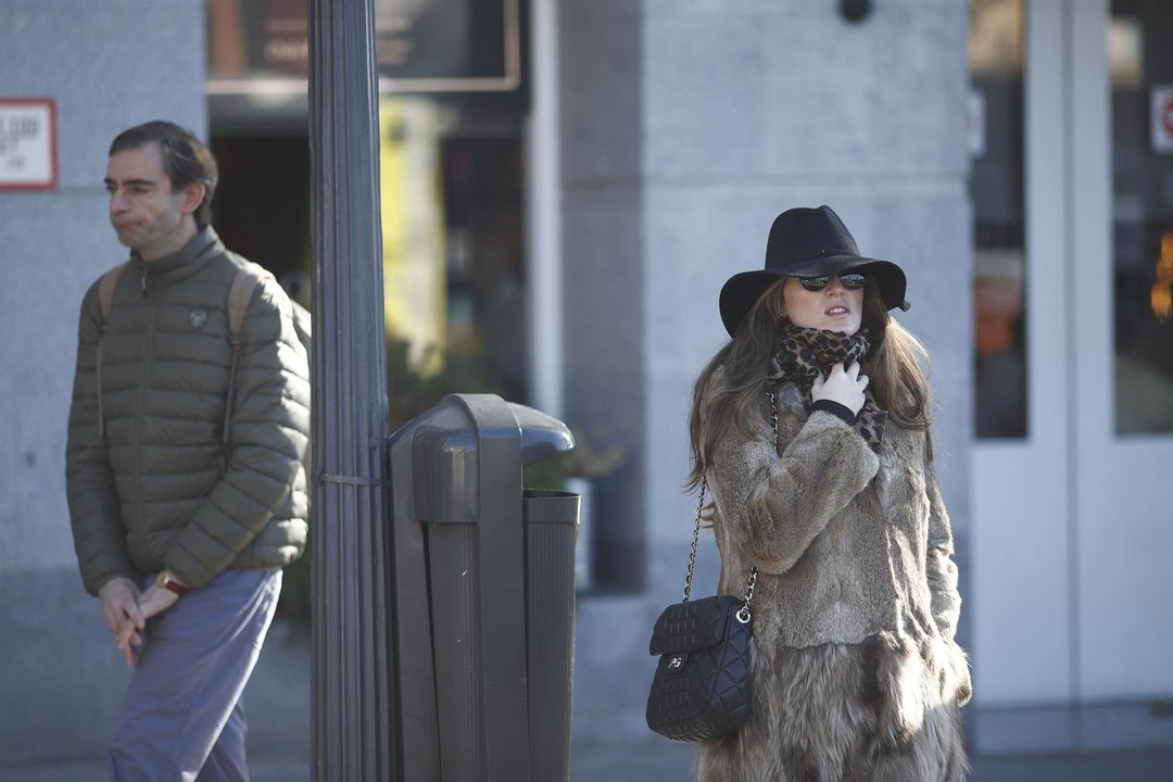 Una mujer pasea por Madrid muy abrigada para protegerse del frío ocasionado por el temporal.   