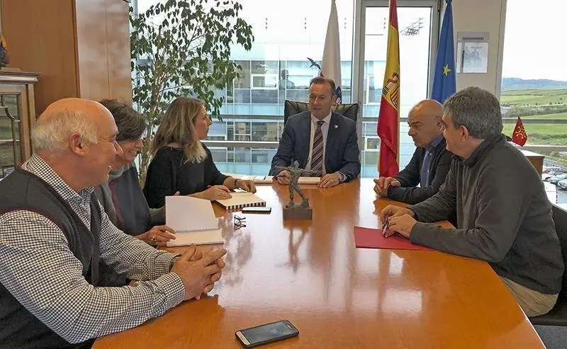El consejero de Desarrollo Rural, Ganader&iacute;a, Pesca, Alimentaci&oacute;n y Medio Ambiente, Guillermo Blanco, durante su encuentro con representantes de SAT Li&eacute;bana