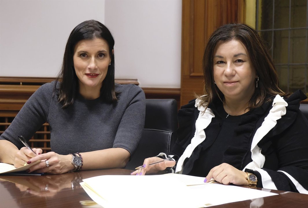 La alcaldesa de Santander, Gema Igual, y la presidenta de Proyecto Hombre, Elisa Velarde