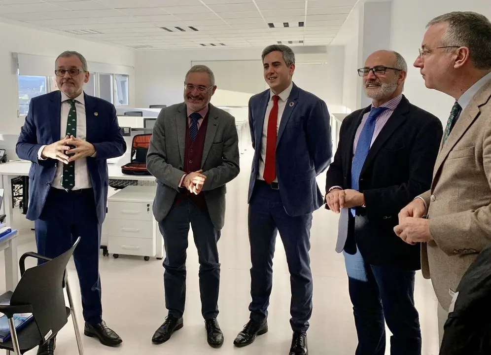 El vicepresidente de Cantabria, Pablo Zuloaga (centro), y el consejero de Sanidad, Miguel Rodr&iacute;guez (cuarto por la izquierda) visitan el IDIVAL