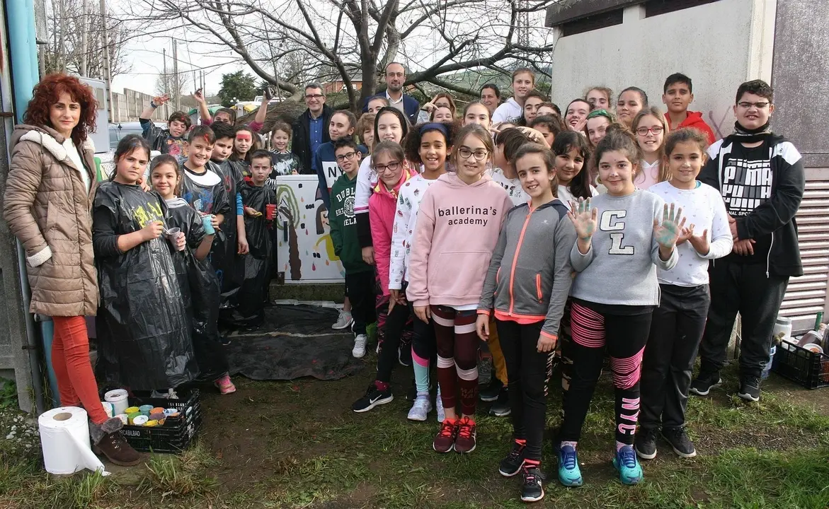 Alcalde visita los cuadros el&eacute;ctricos del municipio pintados por escolares