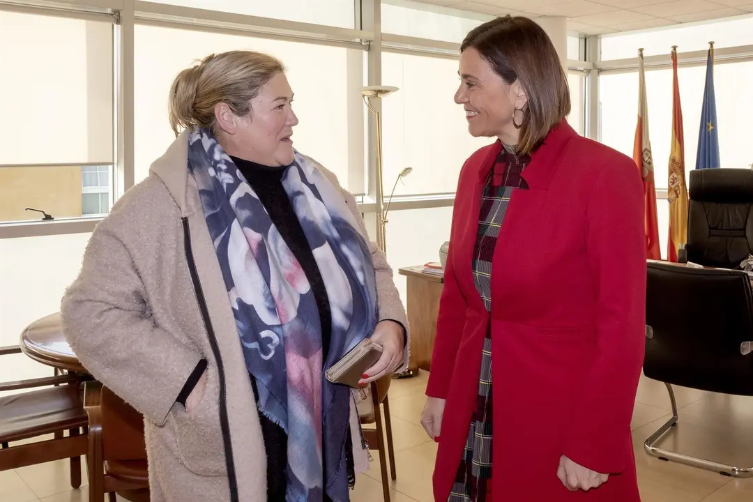 La alcaldesa de Los Tojos, Bel&eacute;n Ceballos, con la consejera de Presidencia, Paula Fern&aacute;ndez