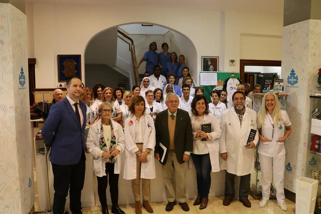 El periodista c&aacute;ntabro Fernando J&aacute;uregui (en el centro), padrino de honor, del mercadillo de Navidad del Hospital Santa Clotilde