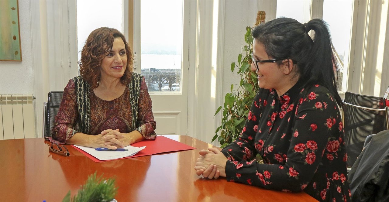 La consejera de Empleo y Políticas Sociales, Ana Belén Álvarez, se reúne con la alcaldesa de Cieza, Lorena Pérez