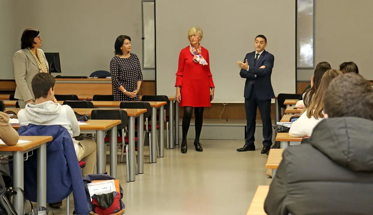 La consejera de Educaci&oacute;n, Formaci&oacute;n Profesional y Turismo, Marina Lomb&oacute;, visita la Escuela de Turismo &lsquo;Altamira&rsquo;.