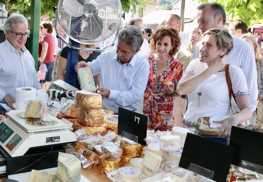 El presidente de Cantabria, Miguel &Aacute;ngel Revilla, visit&oacute; en agosto la 25 Feria del Queso de Pesquera