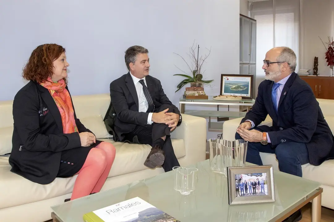 El consejero de Sanidad con el alcalde de Selaya