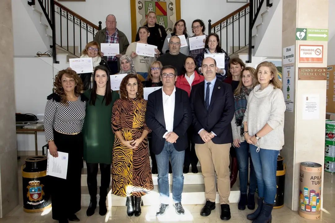 La consejera de Empleo, Ana Bel&eacute;n &Aacute;lvarez, y el director del Servicio C&aacute;ntabro de Empleo, Jos&eacute; Manuel Callejo, junto a participantes en el taller de empleo de atenci&oacute;n a la dependencia en Santa Mar&iacute;a de Cay&oacute;n