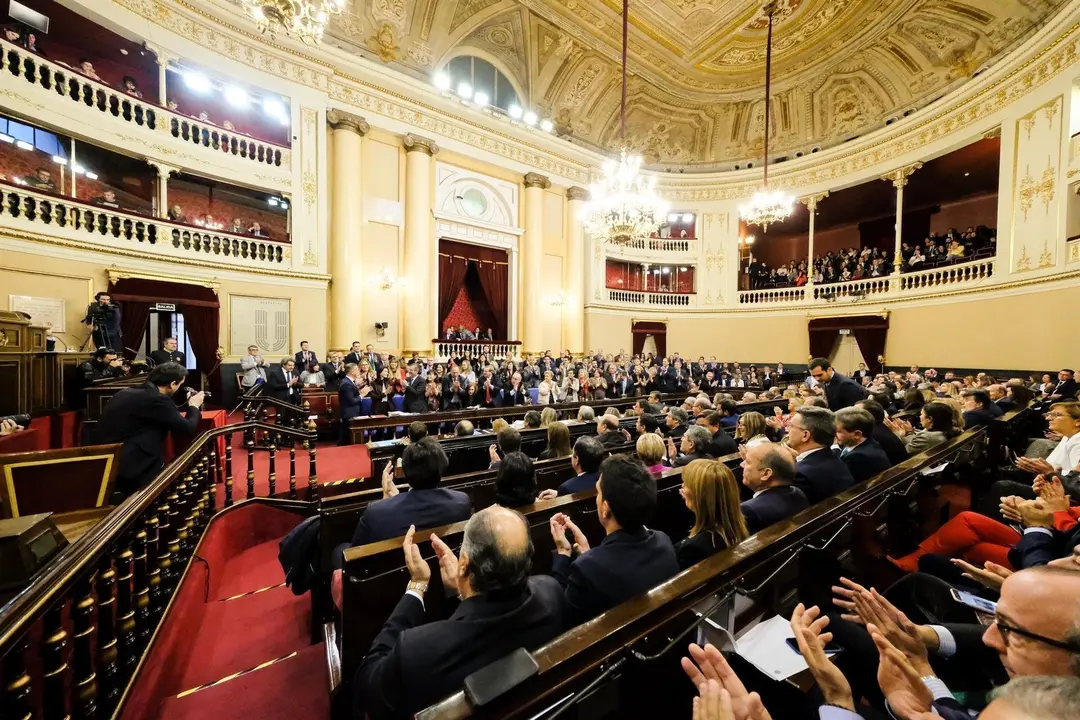 Vista del hemiciclo de la C&aacute;mara Alta en el momento en el que os senadores  aplauden a la nueva presidenta del Senado, Pilar LLop, durante la sesi&oacute;n constitutiva de la XIV Legislatura en la C&aacute;mara Alta, en Madrid (Espa&ntilde;a), a 3 de diciembre de 2019.