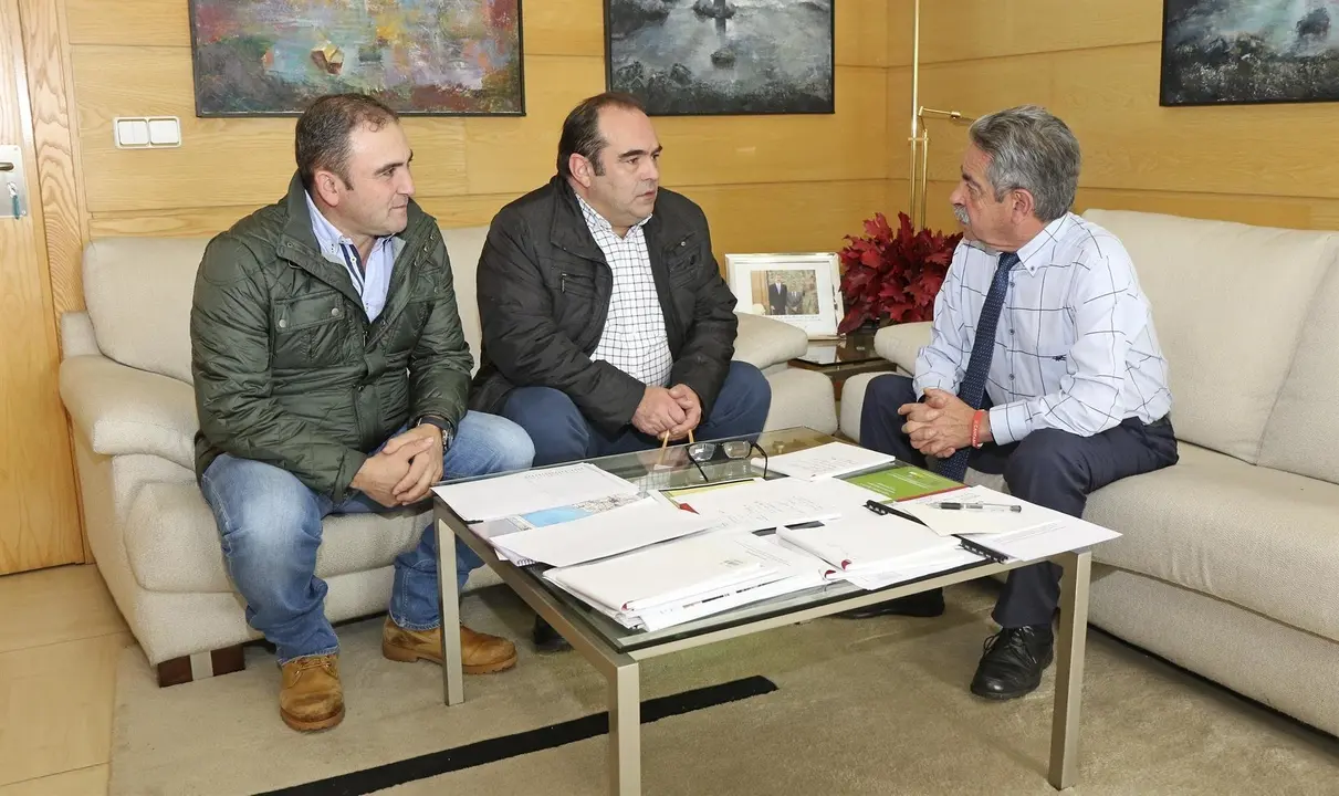 Revilla con alcalde de Camale&ntilde;o