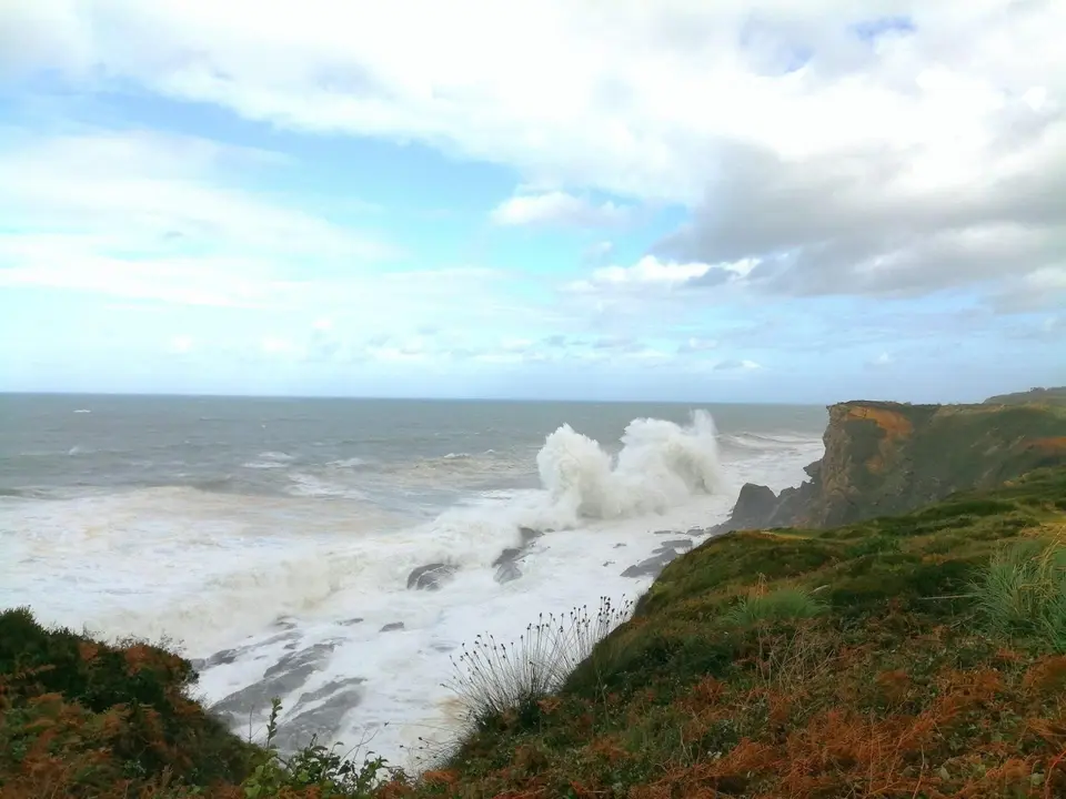 Olas en Cantabria. Alerta por fen&oacute;menos costeros adversos y fuerte viento en el litoral. Temporal en la costa c&aacute;ntabra. Oleaje en el Cant&aacute;brico