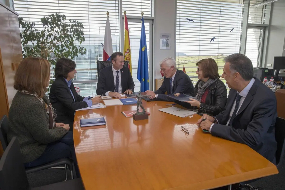 El consejero de Desarrollo Rural, Ganader&iacute;a, Pesca, Alimentaci&oacute;n y Medio Ambiente, Guillermo Blanco, se re&uacute;ne con representantes de Agroseguro