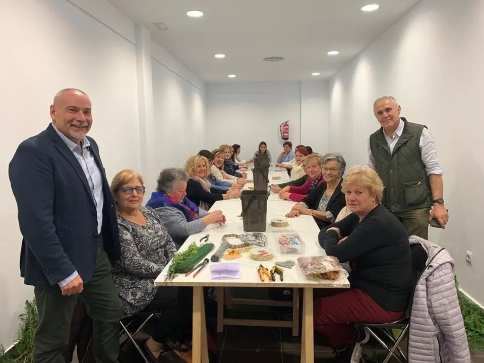 Inicio del primer taller navide&ntilde;o, de decoraci&oacute;n floral