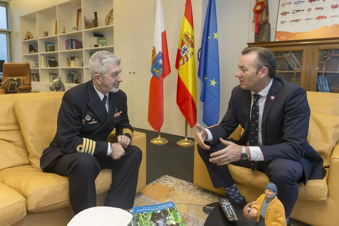 El consejero de Desarrollo, Ganader&iacute;a, Pesca, Alimentaci&oacute;n y Medio Ambiente, Guillermo Blanco, se ha reunido hoy con el nuevo comandante naval de Santander, Carlos Bonaplata