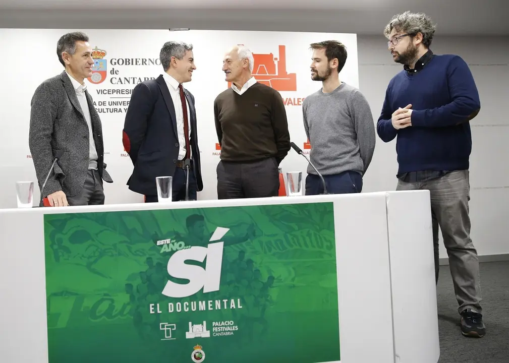 De izquierda a derecha, el director general del Racing de Santander, V&iacute;ctor Alonso; el vicepresidente de Cantabria, Pablo Zuloaga; el presidente de honor del club, Tuto Sa&ntilde;udo, y los directores del documental 'Esta vez, s&iacute;', Juan y Kake Trueba