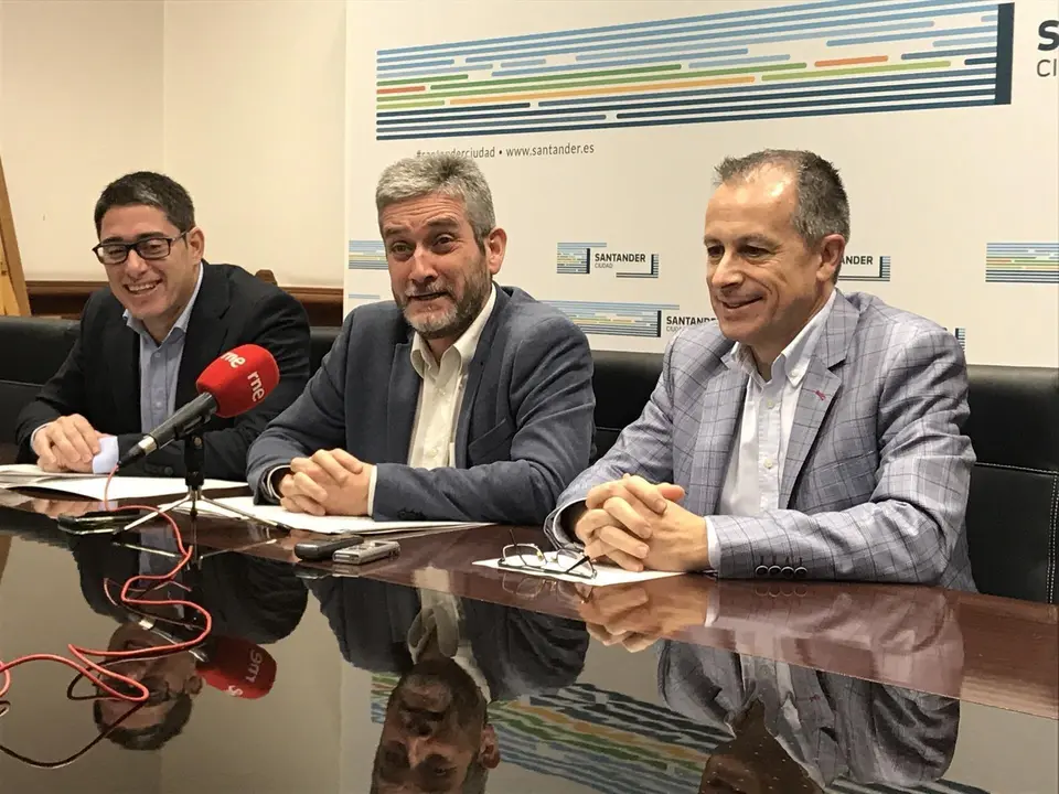 El concejal de Urbanismo, Innovaci&oacute;n y Contrataci&oacute;n, Javier Ceruti acompa&ntilde;ado de los directores generales de Urbanismo, Antonio Bezanilla, y de Innovaci&oacute;n, Contrataci&oacute;n y apoyo al Urbanismo, Felipe P&eacute;rez