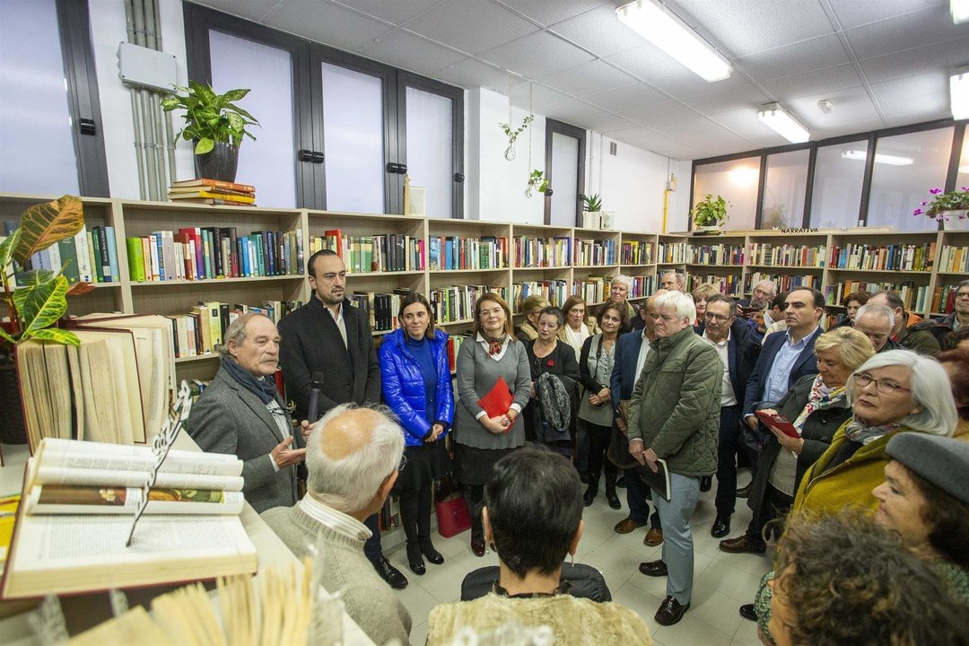 La consejera de Presidencia, Interior, Justicia y Acción Exterior del, Paula Fernández Viaña, ha asistido a la apertura de la Librería Solidaria de AMICA