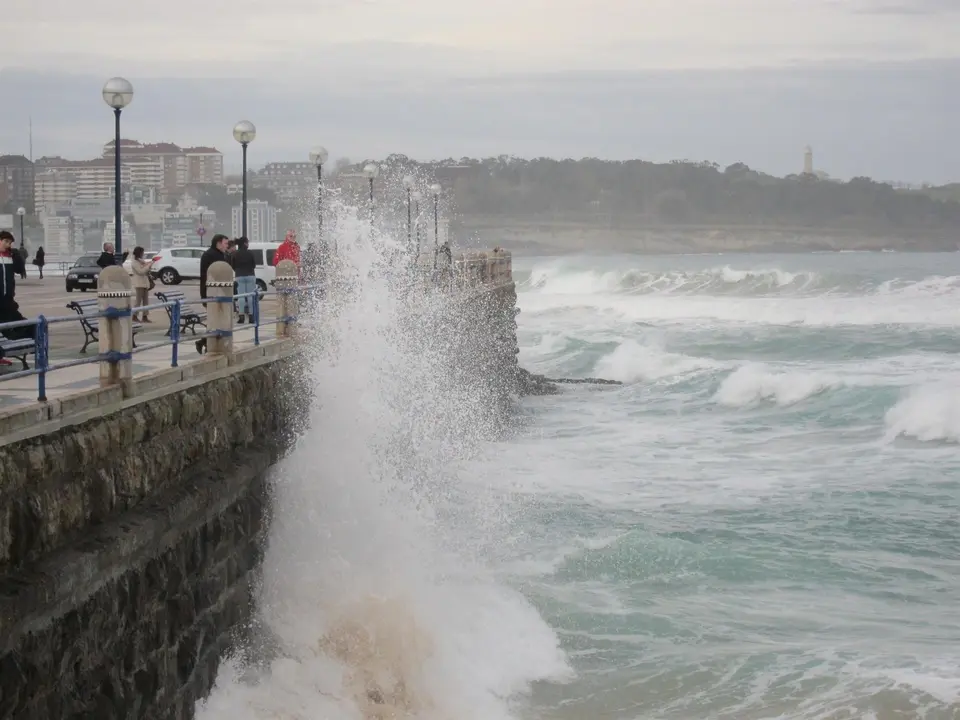 Fuerte olejae en Santander. Olas. Temporal. Fen&oacute;menos adversos costeros. Alerta 