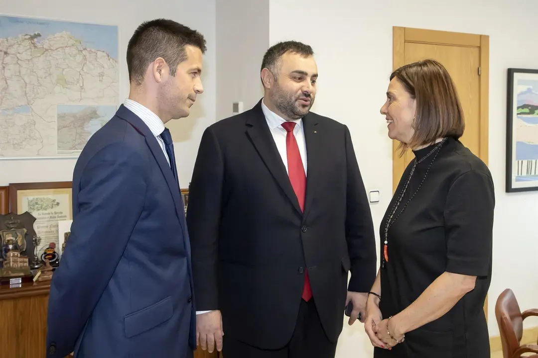 La consejera de Presidencia, Interior, Justicia y Acci&oacute;n Exterior, Paula Fern&aacute;ndez Via&ntilde;a, recibe al c&oacute;nsul general de Rumania en la zona norte, Marian Popescu.